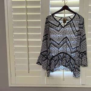 about a girl B&W Geometric/Chevron Patterned Long Sleeve. Size M.